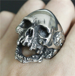 evil skull ring on finger